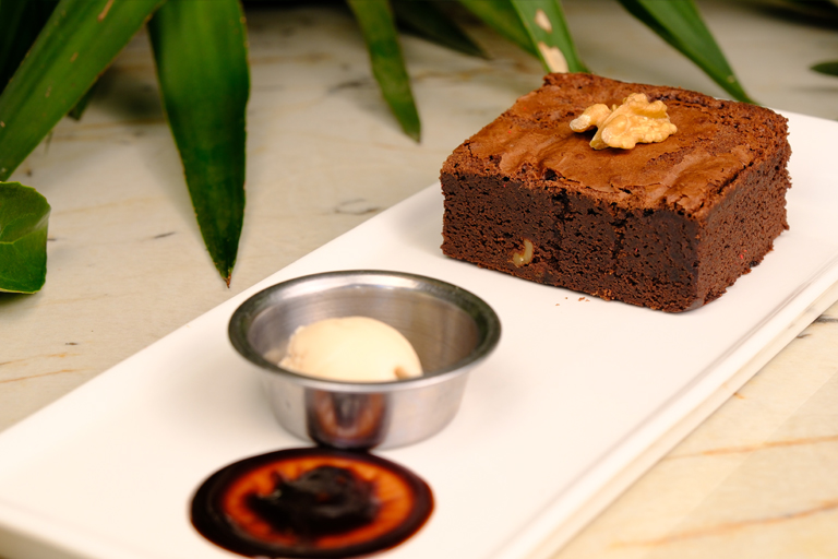 BROWNİE ÇİKOLATALI (Dondurma ile servis)