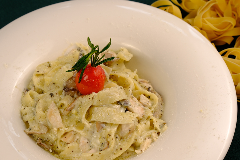 FETTUCCINE ALFREDO TAVUKLU