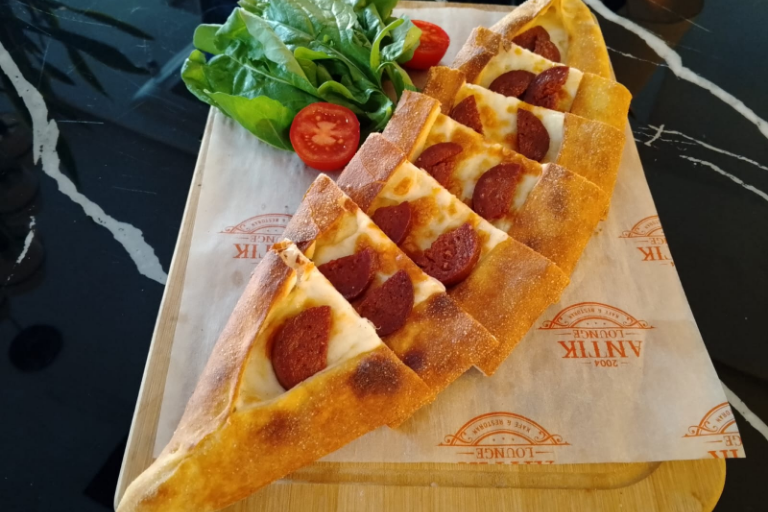 SUCUKLU KAŞARLI PİDE - PIDE WITH SUJUK AND CHEESE